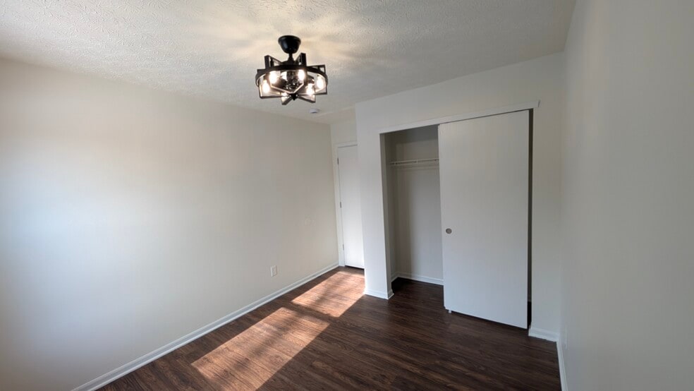 Room 1 - 4381 Alderson Ct