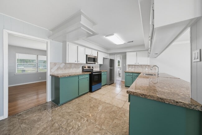 Building Photo - 2527 Roy Cir