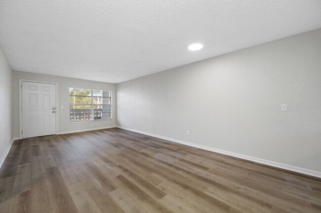 Building Photo - Newly Renovated 2 Bed-1 Bath Apartment wit...