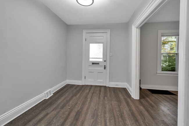 Building Photo - 105 Mariner St