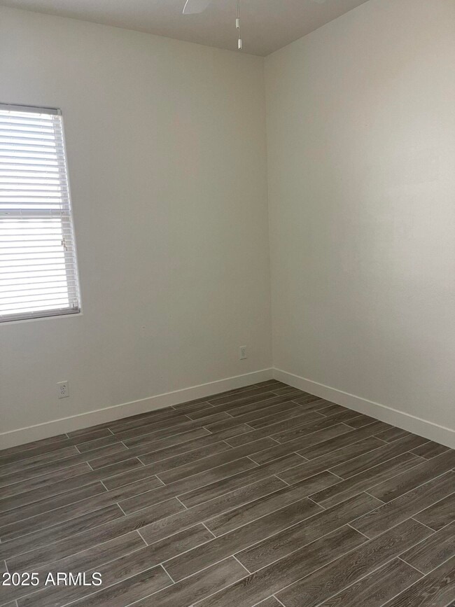 Building Photo - 993 E Knightsbridge Way