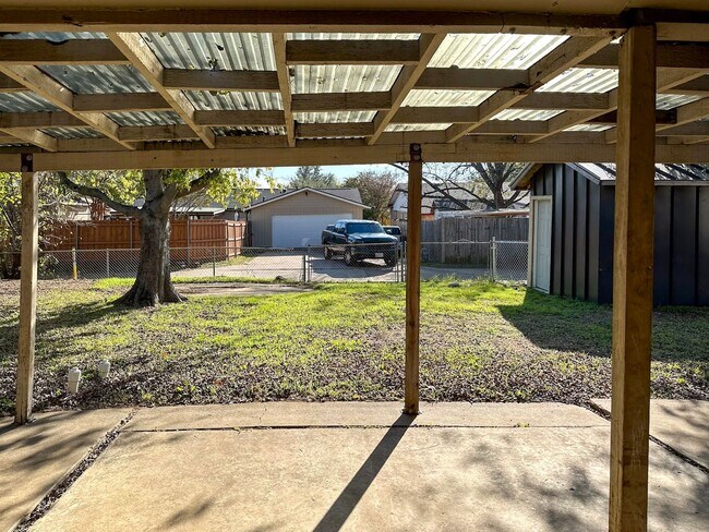 Building Photo - 3 Bedroom / 2 Bath