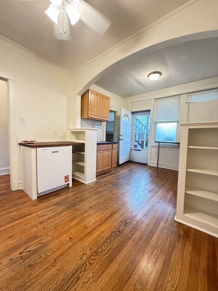 Building Photo - 3235 W Dickens Ave
