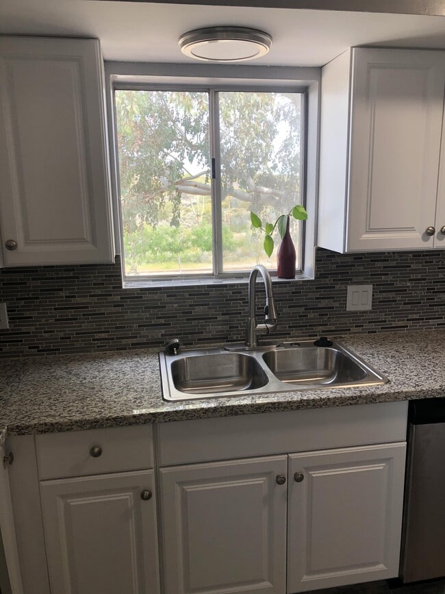 Building Photo - 2601 W Broadway Blvd