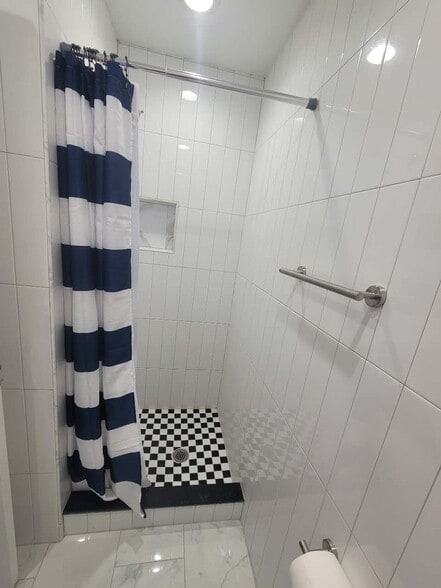 bath in bedroom 1 - 3219 Hamilton St
