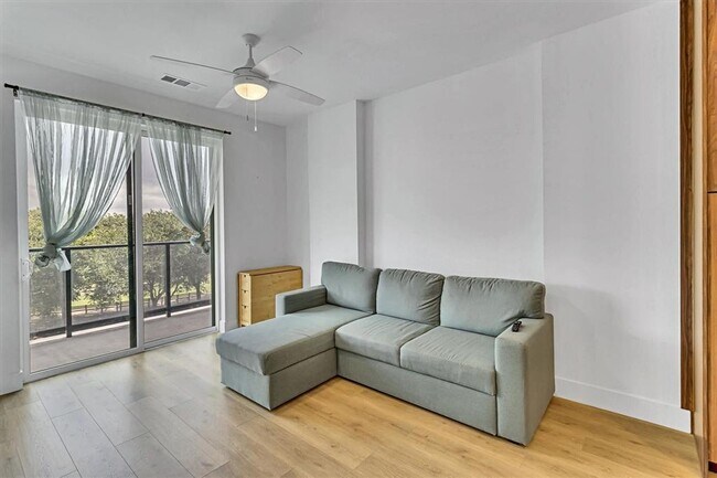 Building Photo - 1701 Simond Ave
