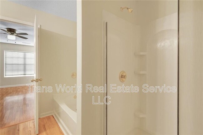 Building Photo - 1102 Pleasant Oaks Ct