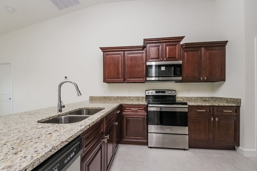 Building Photo - 700 Pincon Ln