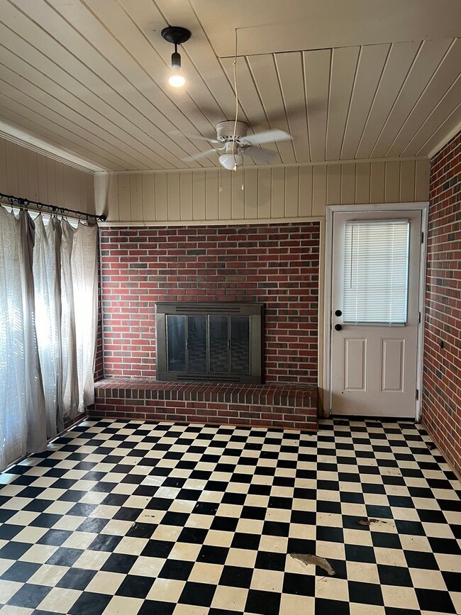 Building Photo - Cozy 3 Bedroom 1.5 Bath Home Available in ...