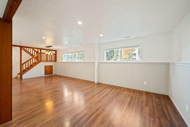 Building Photo - 9394 SE Mason Cir