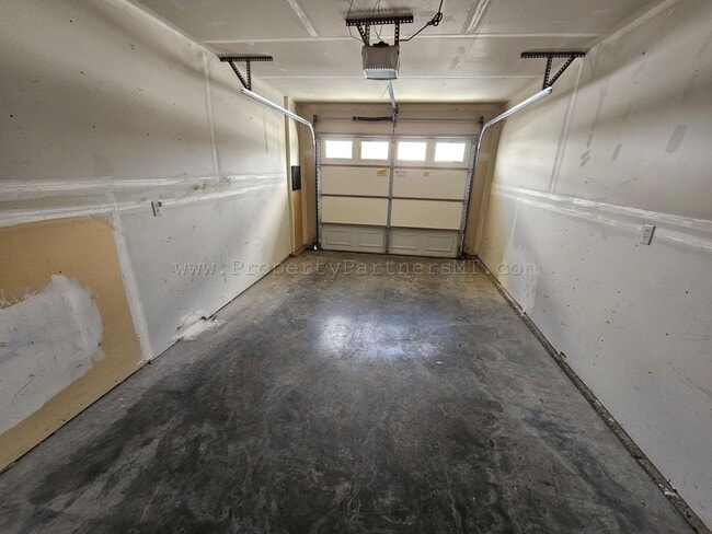 Building Photo - Very Nice - 3 Bed 2.5 Bath Townhouse