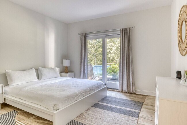 Building Photo - 6 Little Ct