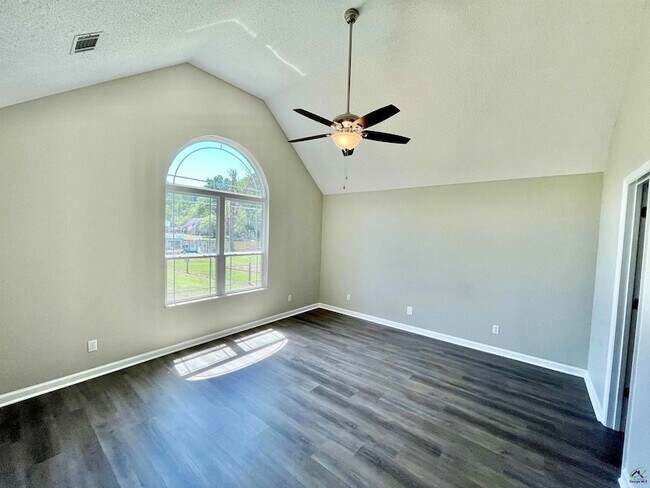 Building Photo - 213 Bayside Dr