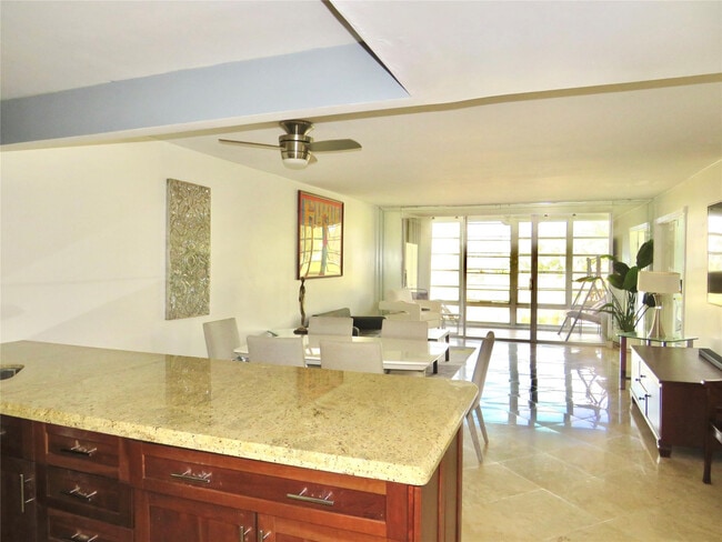 Building Photo - 2601 S Palm Aire Dr