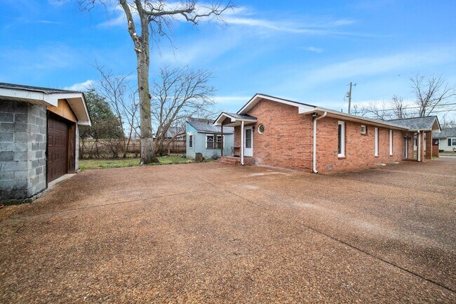 Building Photo - Recently Renovated 2 Bedroom Brick Home! - Coming Soon April 3rd!