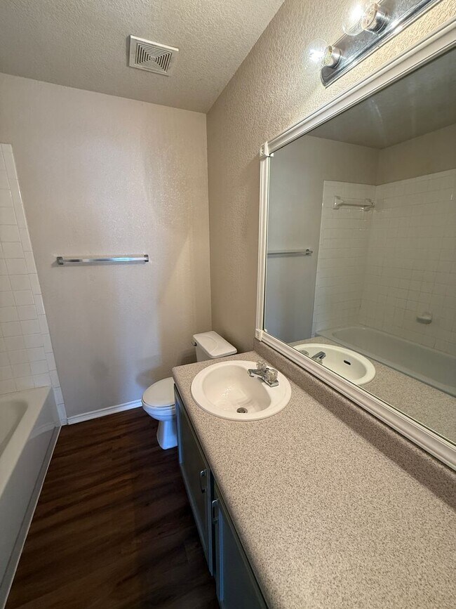 Building Photo - 4 Bedroom, 2 Bathroom House in Killeen wit...