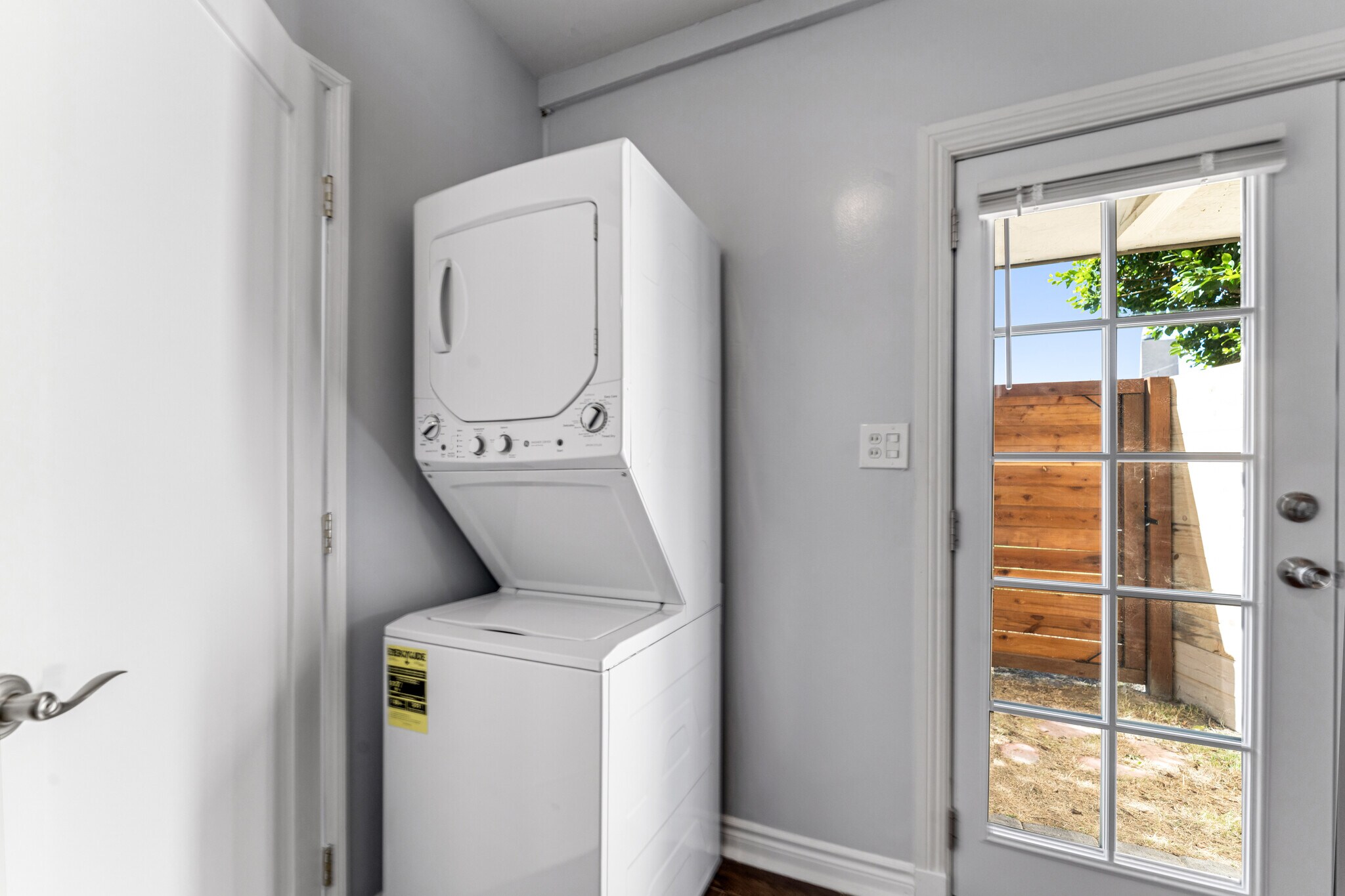 Washer dryer - 1344 N Lincoln St