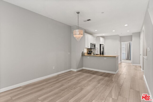 Building Photo - 8620 Belford Ave