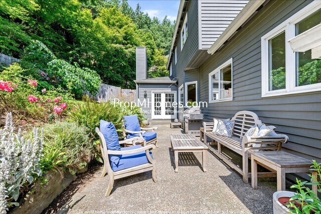Building Photo - 17981 SW Meadowlark Ln
