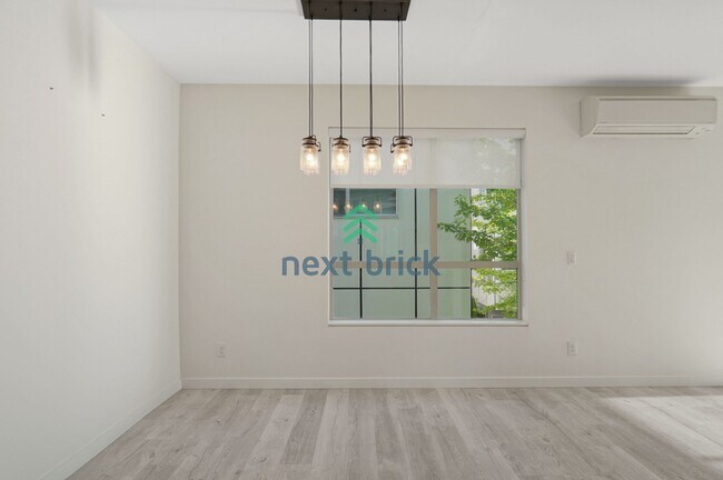 Building Photo - 3 BED & 3 BATH TOWNHOUSE FOR RENT