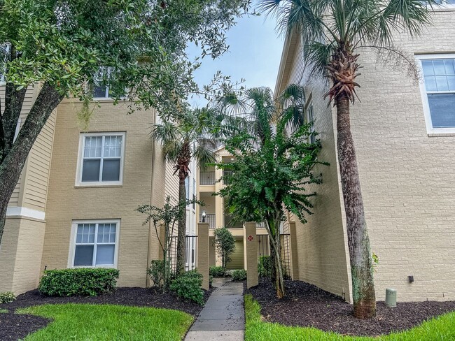 Primary Photo - MOVE IN NOW !! Spacious 2bd 2ba on 3rd flo...