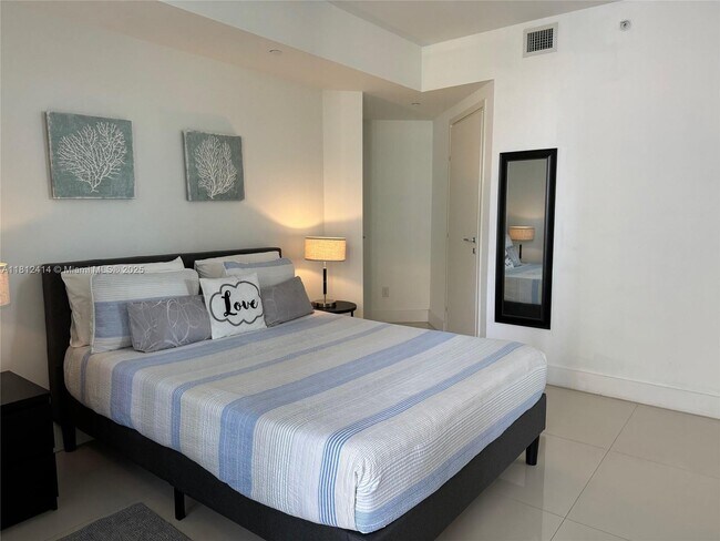 Building Photo - 1300 Brickell Bay Dr