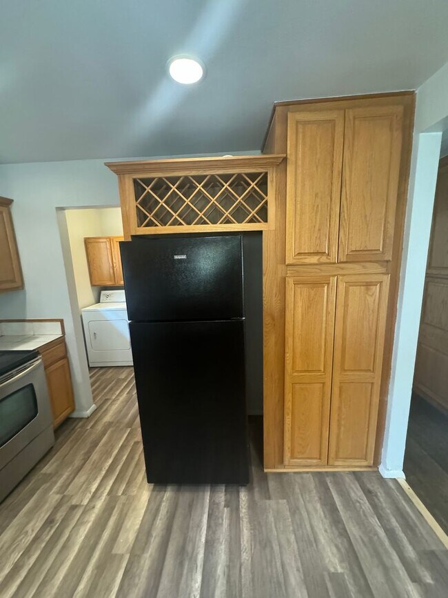 Building Photo - Conveniently located 3-bedroom 1-bathroom ...
