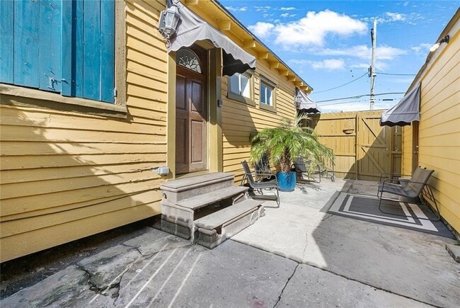 Building Photo - 1839 Touro St