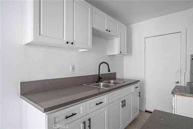 Building Photo - 1127 E 67th St