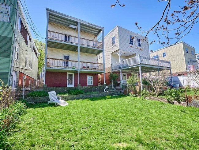 Building Photo - 48 Wordsworth St