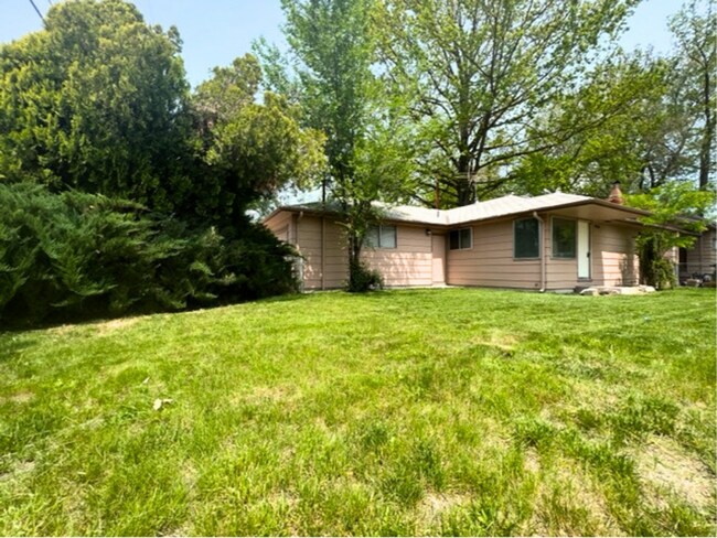 Building Photo - 3006 Bella~Great North End Home!