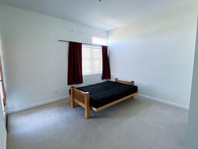 Building Photo - 3561 Clarington Ave