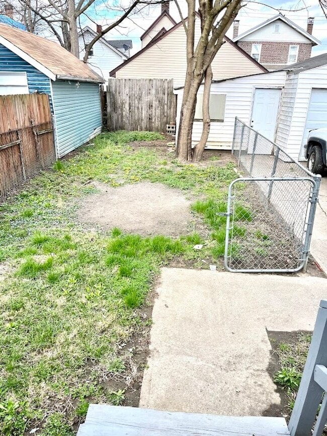 Building Photo - 120 65th St W