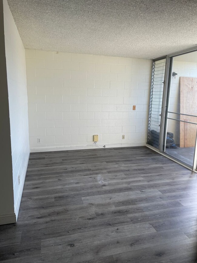 Building Photo - Spacious 1 bedroom! Great Location!