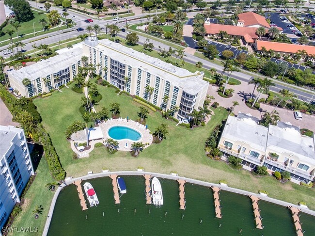 Building Photo - 400 Park Shore Dr