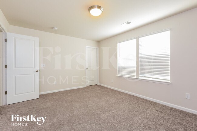 Building Photo - 557 Hillpark Ln