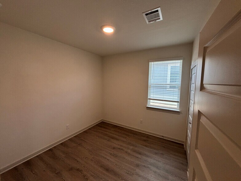 Building Photo - 305 Fremont Dr