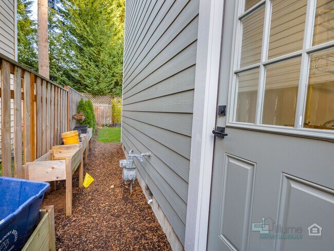 Building Photo - Fully Furnished Lake Oswego Gem!!!!