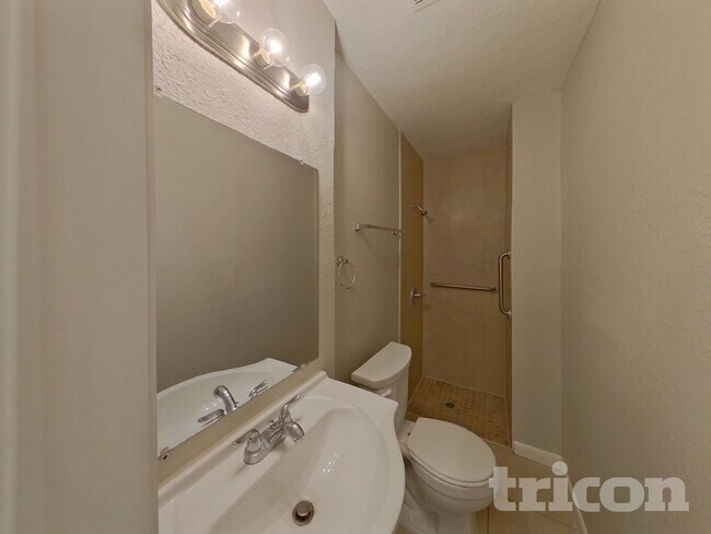 Building Photo - 1440 Overlea St