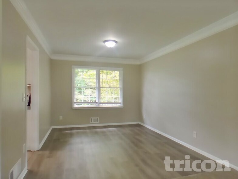 Building Photo - 2339 Country Club Dr SE