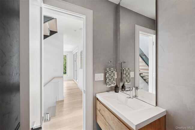 Building Photo - 28 Canoe Place Rd