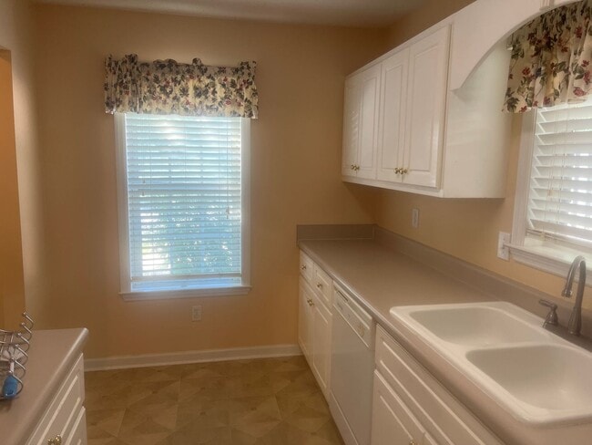Building Photo - 2 Bed, 2 Bath Home