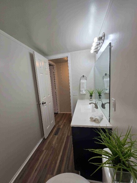 Building Photo - 415 Walker Dr