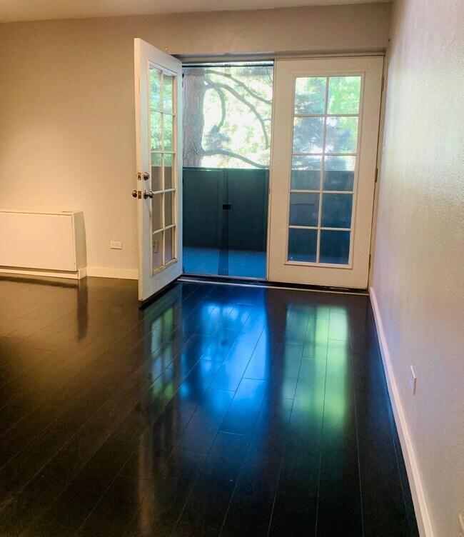 Building Photo - 1 Bedroom 1 Bathroom in Congress Park      **Move-In Special**