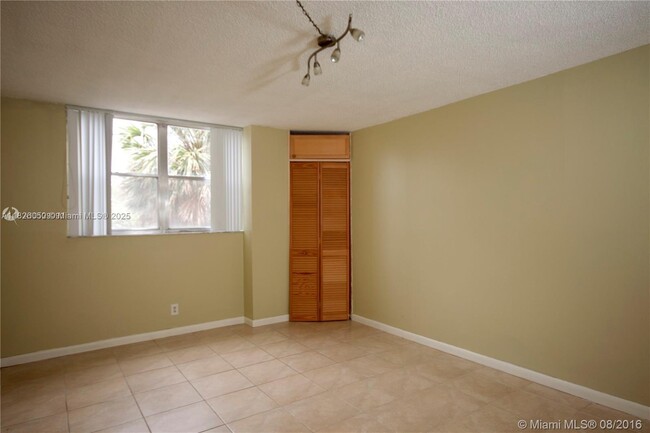 Building Photo - 2821 N Miami Beach Blvd
