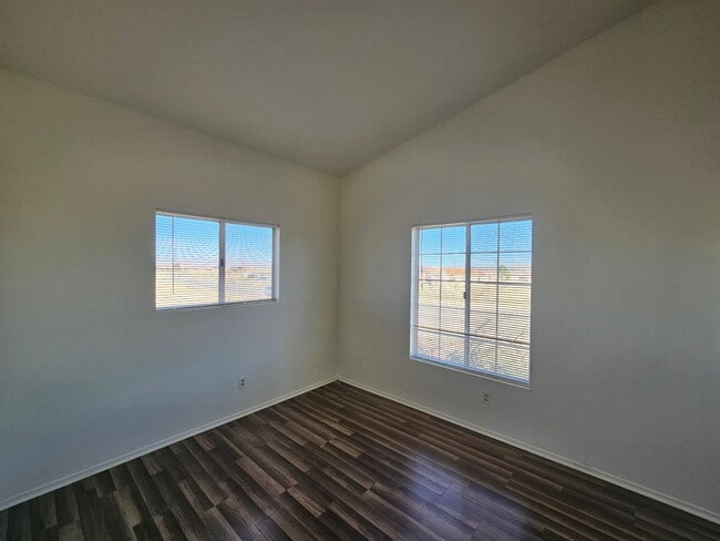 Building Photo - Upstairs/ Spacious/ 2 bedrooms / 2 bathrooms