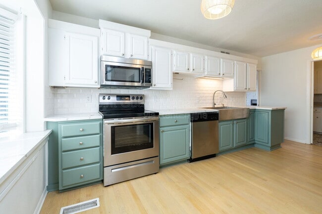 Building Photo - 6002 E 8th St N