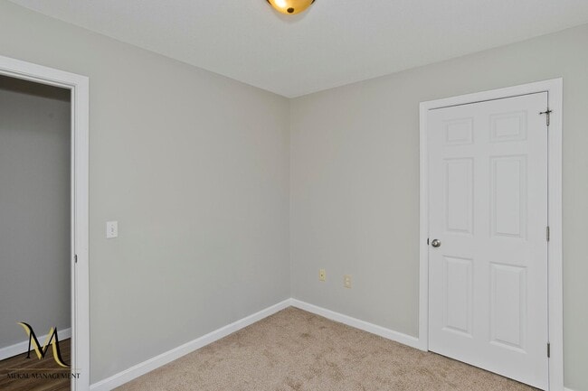 Building Photo - Newly Renovated Duplex Style Units | All New Appliances + Off Street Parking * 2 UNITS AVAILABLE *