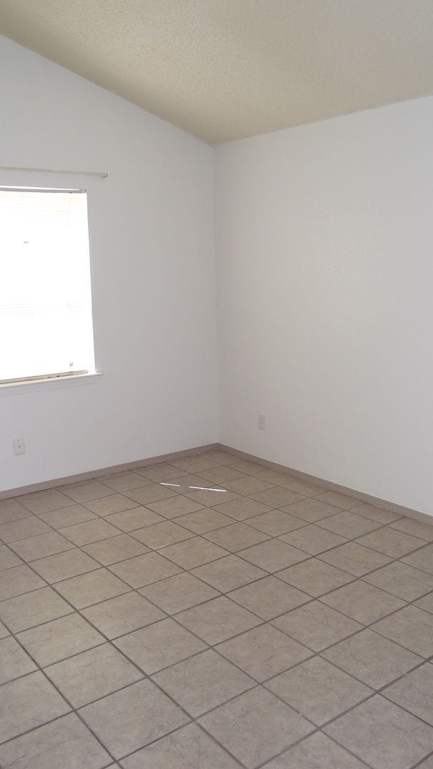 Building Photo - East El Paso 3 bed Refirg A/C