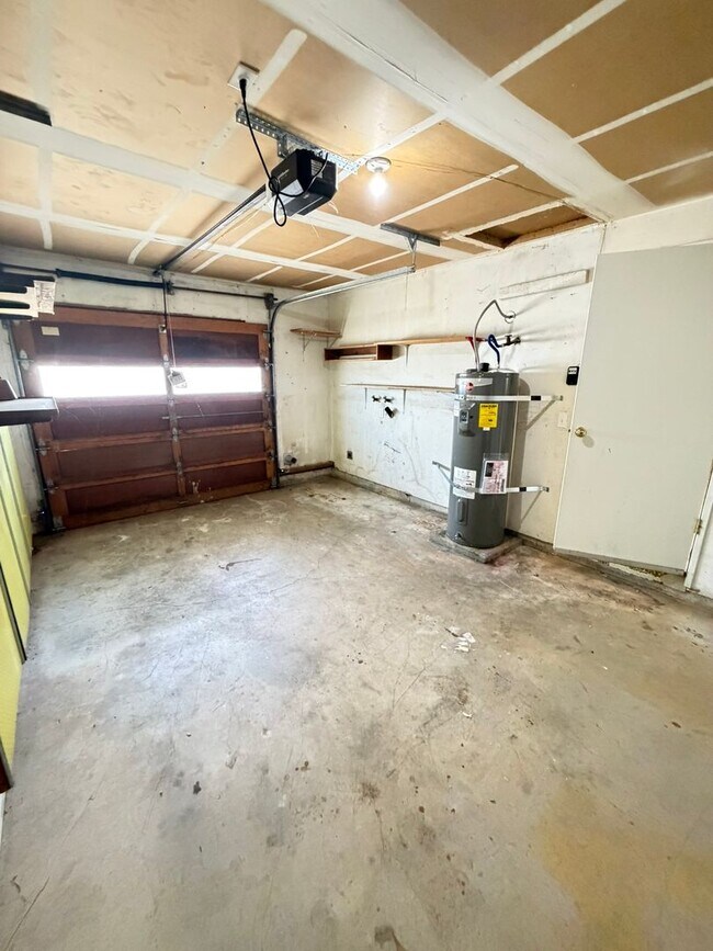 Building Photo - Charming 2 Bedroom Duplex With Fenced Yard In Quiet Neighborhood!